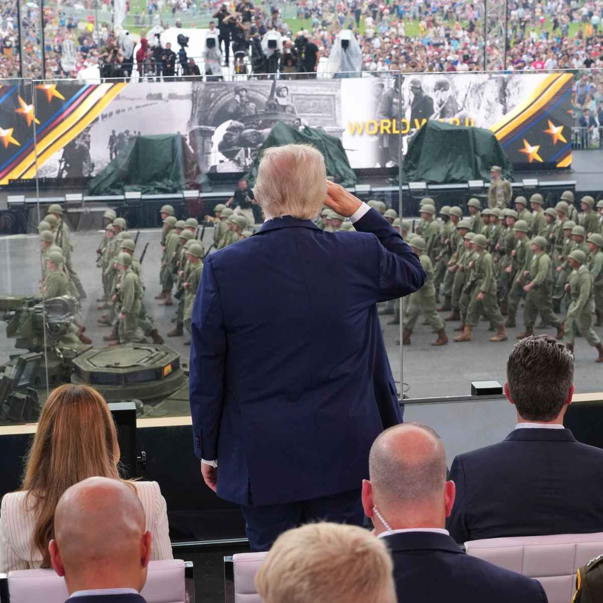 Militärfahrzeuge rollen bei der Parade am Präsidenten vorbei.  - Foto: Doug Mills/Pool The New York Times/AP/dpa