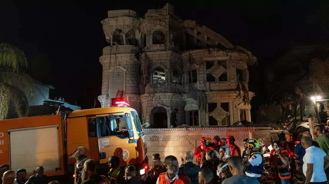 In Israel wurden in mehreren Städten Gebäude getroffen.    - Bild: Daniel Rolider/AP/dpa