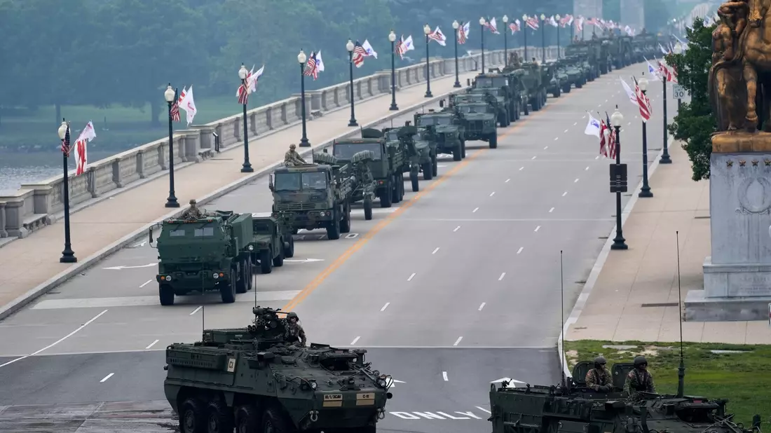 Es gibt die Sorge, dass schwere militärische Fahrzeuge die Straßen in der Hauptstadt beschädigen.  - Bild: Stephanie Scarbrough/AP/dpa