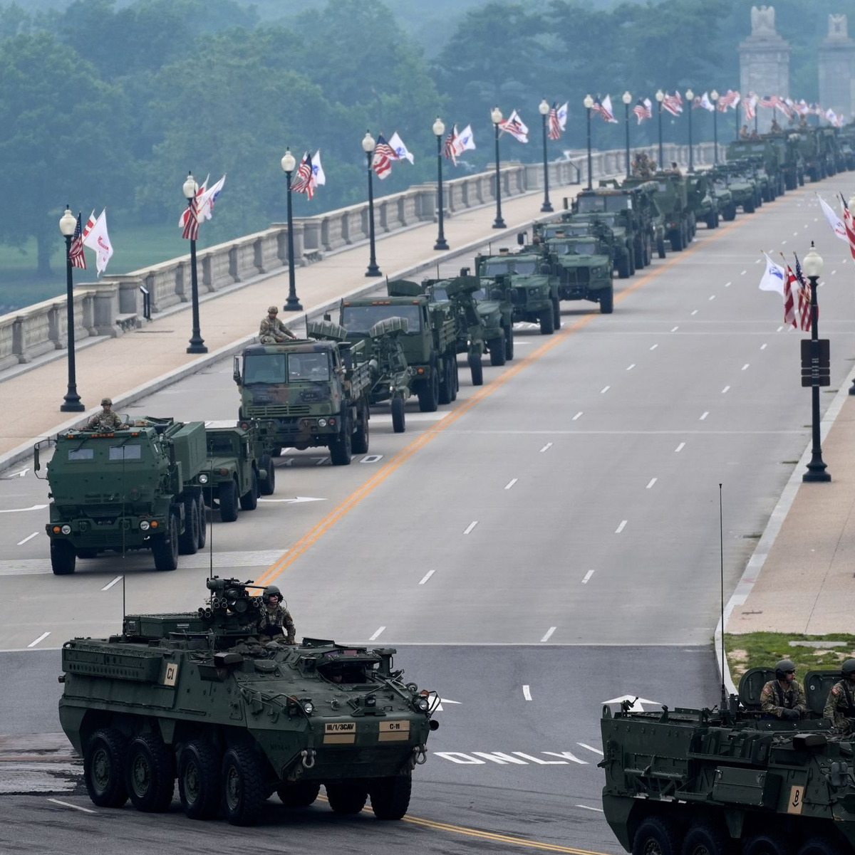 Es gibt die Sorge, dass schwere militärische Fahrzeuge die Straßen in der Hauptstadt beschädigen.  - Foto: Stephanie Scarbrough/AP/dpa