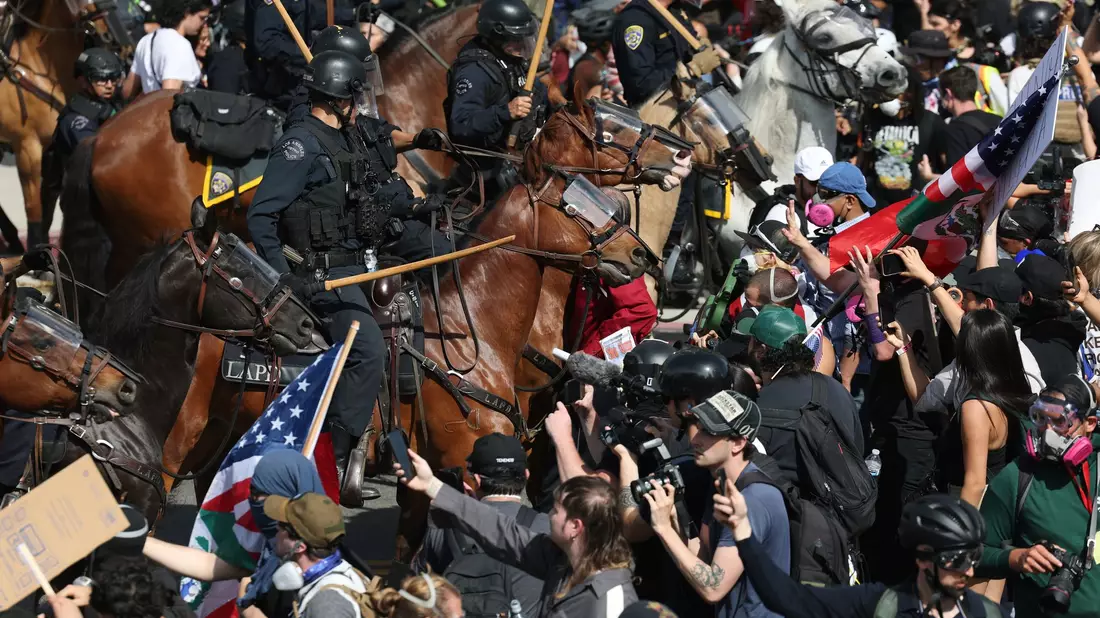 Demonstranten stoßen in Los Angeles mit berittenen Polizisten zusammen. - Bild: Ethan Swope/AP/dpa