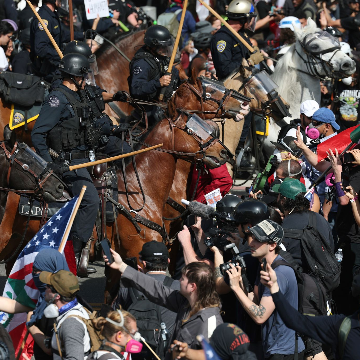 Demonstranten stoßen in Los Angeles mit berittenen Polizisten zusammen. - Foto: Ethan Swope/AP/dpa