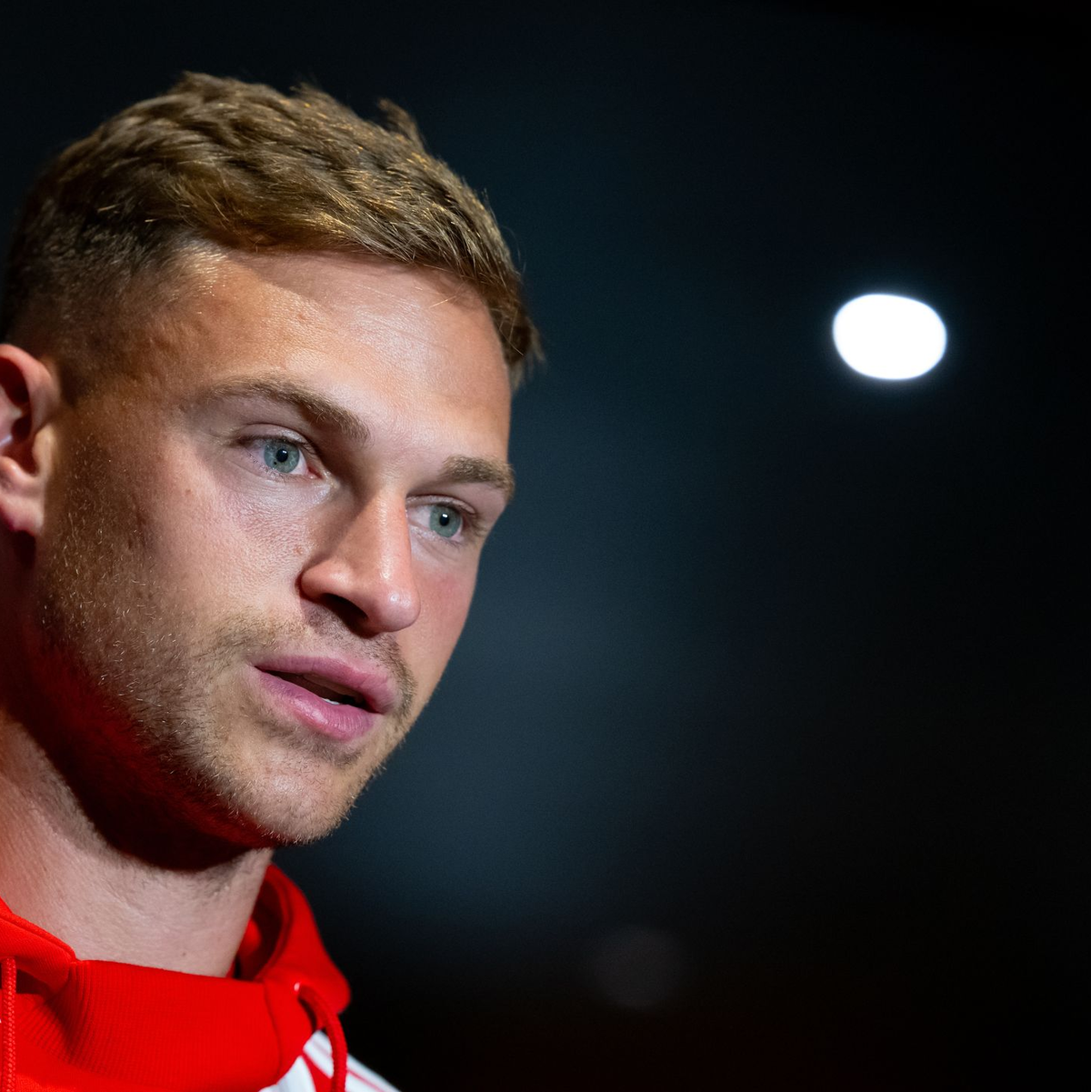 Bayern-Anhänger warten vor dem Teamhotel in Cincinnati auf die Münchner Stars wie Jamal Musiala. - Foto: Sven Hoppe/dpa