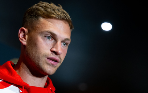 Fans warten am Teamhotel auf die Ankunft der Bayern-Stars. - Foto: Sven Hoppe/dpa