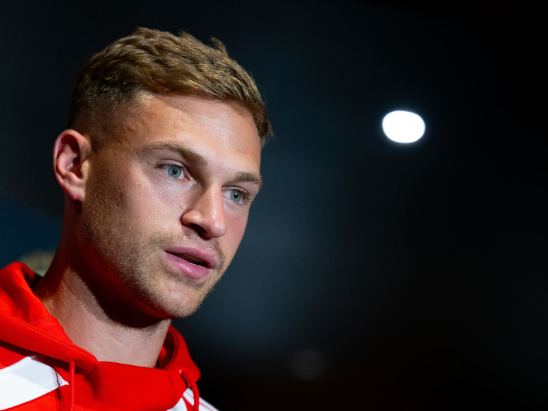 Fans warten am Teamhotel auf die Ankunft der Bayern-Stars. - Foto: Sven Hoppe/dpa