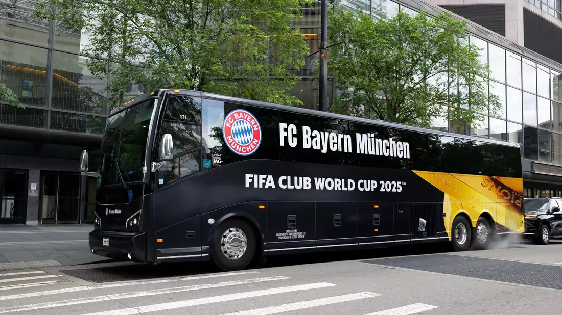 Der Teambus des FC Bayern für die Club-WM steht vor dem Teamhotel in Cincinnati. - Bild: Sven Hoppe/dpa