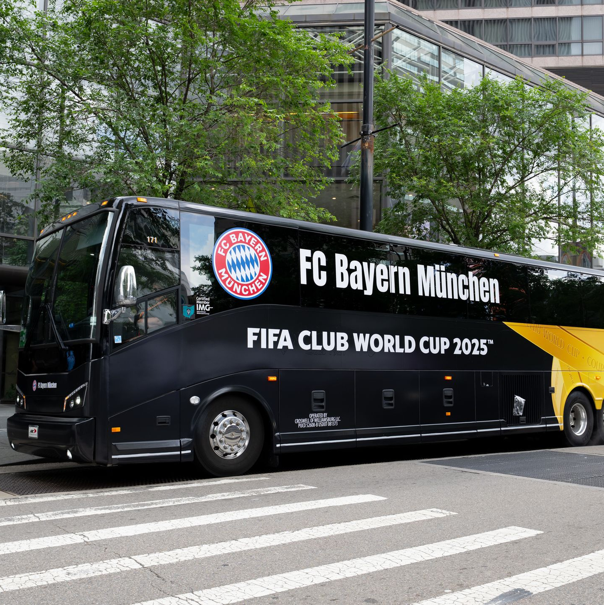 Der Teambus des FC Bayern für die Club-WM steht vor dem Teamhotel in Cincinnati. - Foto: Sven Hoppe/dpa