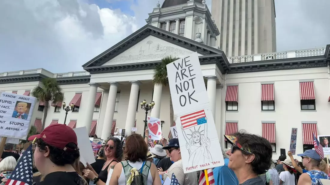 Auch in Florida, wo Trumps Republikaner politisch stark sind, gingen Tausende auf die Straße. - Bild: Kate Payne/AP/dpa