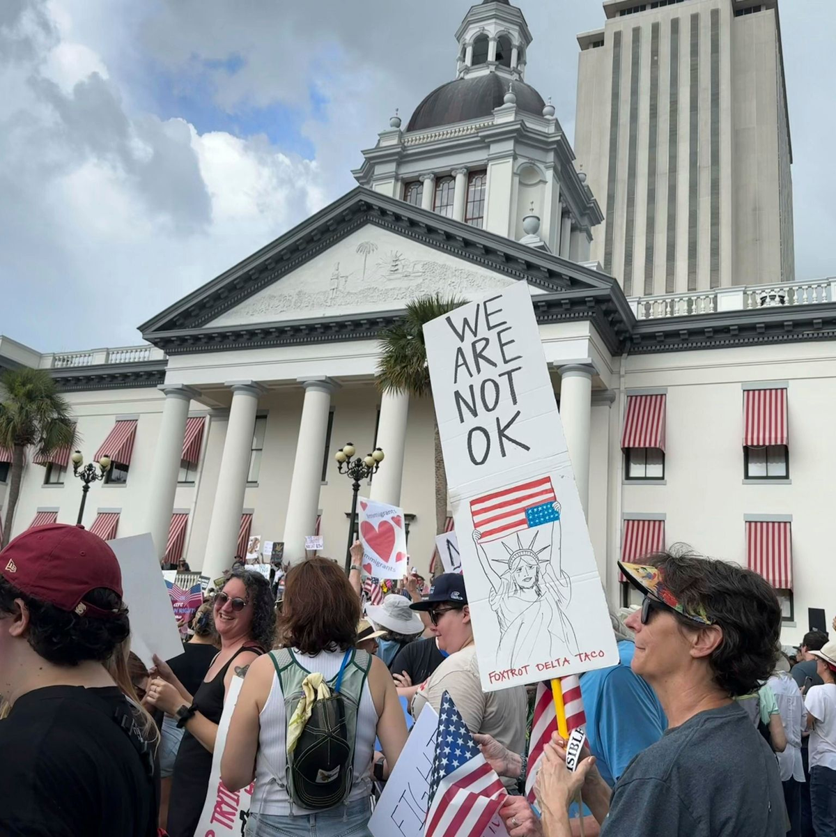 Auch in Florida, wo Trumps Republikaner politisch stark sind, gingen Tausende auf die Straße. - Foto: Kate Payne/AP/dpa