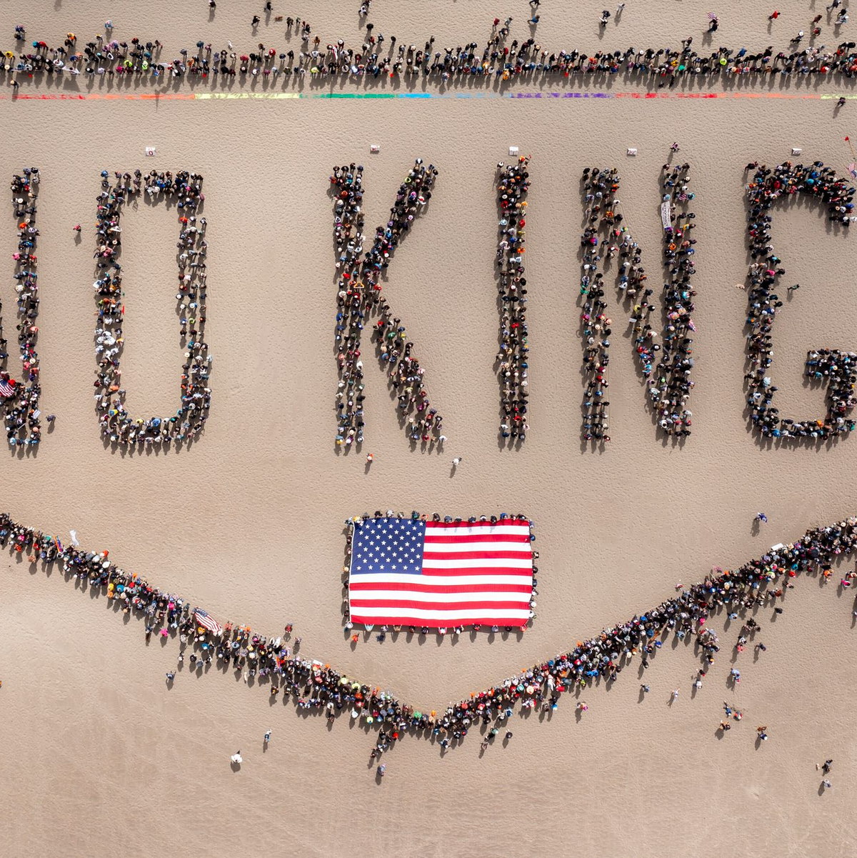 «NO KING!» verkörpern Hunderte Demonstranten an einem Strand in San Francisco. - Foto: Santiago Mejia/San Francisco Chronicle/AP/dpa