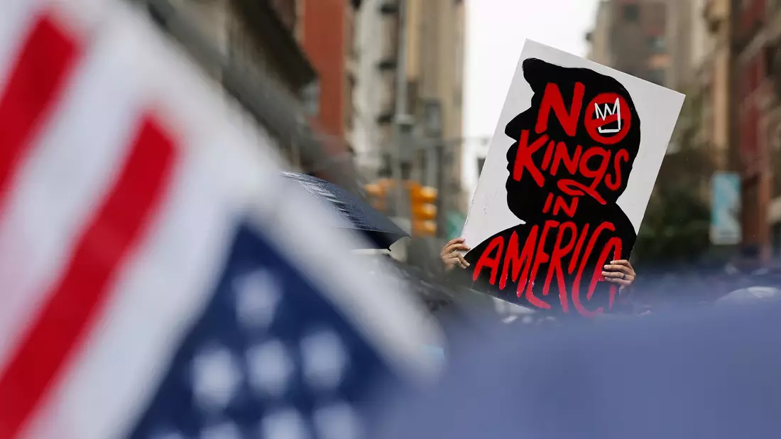 Demonstranten werfen Trump vor, sich wie ein König zu verhalten.  - Bild: Stefan Jeremiah/FR171756 AP/dpa