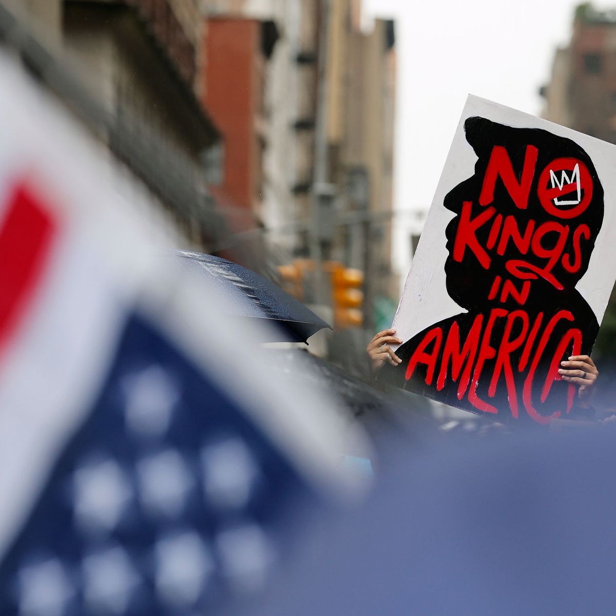 Demonstranten werfen Trump vor, sich wie ein König zu verhalten.  - Foto: Stefan Jeremiah/FR171756 AP/dpa