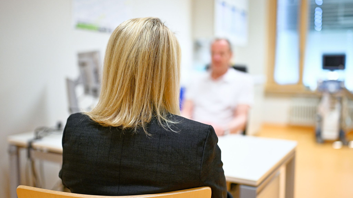 Bei der Beratung wegen Beschwerden in den Wechseljahren fragt der Gynäkologe Frauen auch nach ihrem Zyklus.  - Foto: Uwe Anspach/dpa