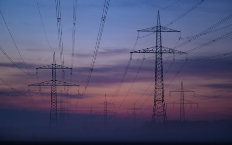 Freileitungen sind günstiger als Erdkabel. (Symbolbild) - Foto: Patrick Pleul/dpa