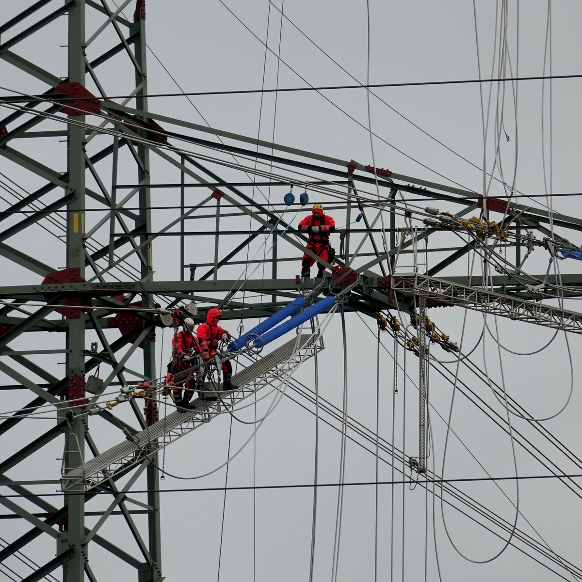 Hintergrund des Erdkabelvorrangs waren Sorgen vor «Monstertrassen». (Archivbild) - Foto: Carsten Rehder/dpa