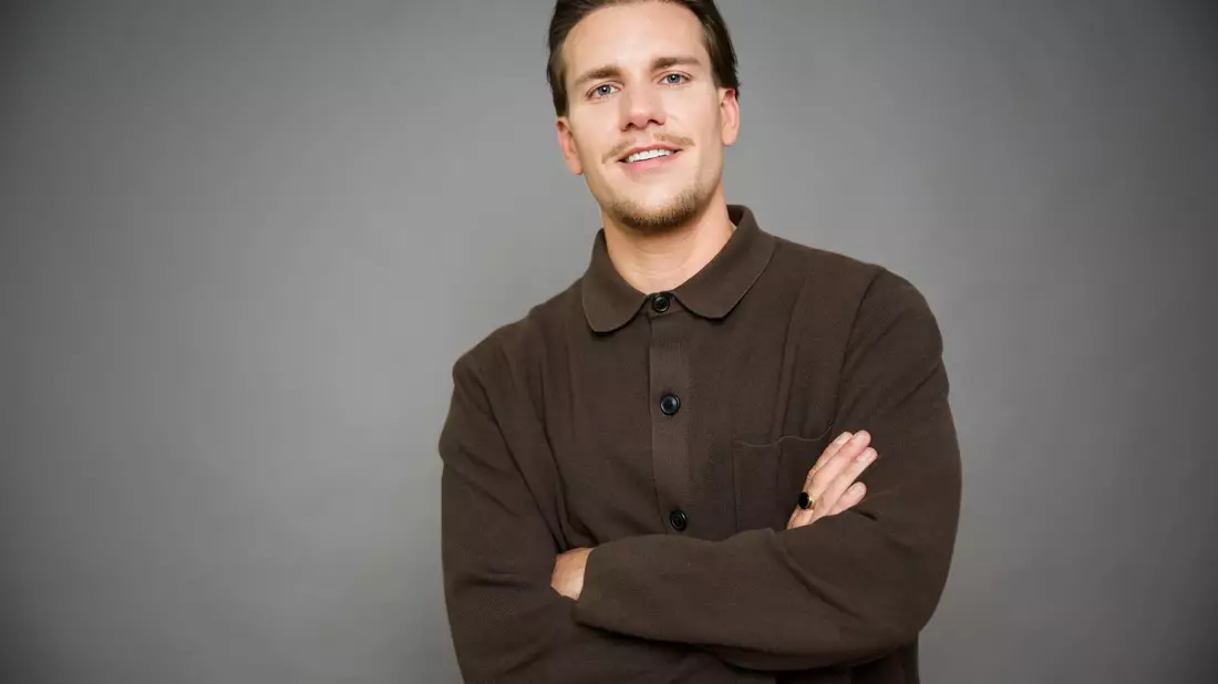 Der Neu-Bachelor Felix Stein kommt aus Berlin - hält die Stadt aber nicht für ideal, um die neue Traumfrau zu finden. - Bild: Henning Kaiser/dpa