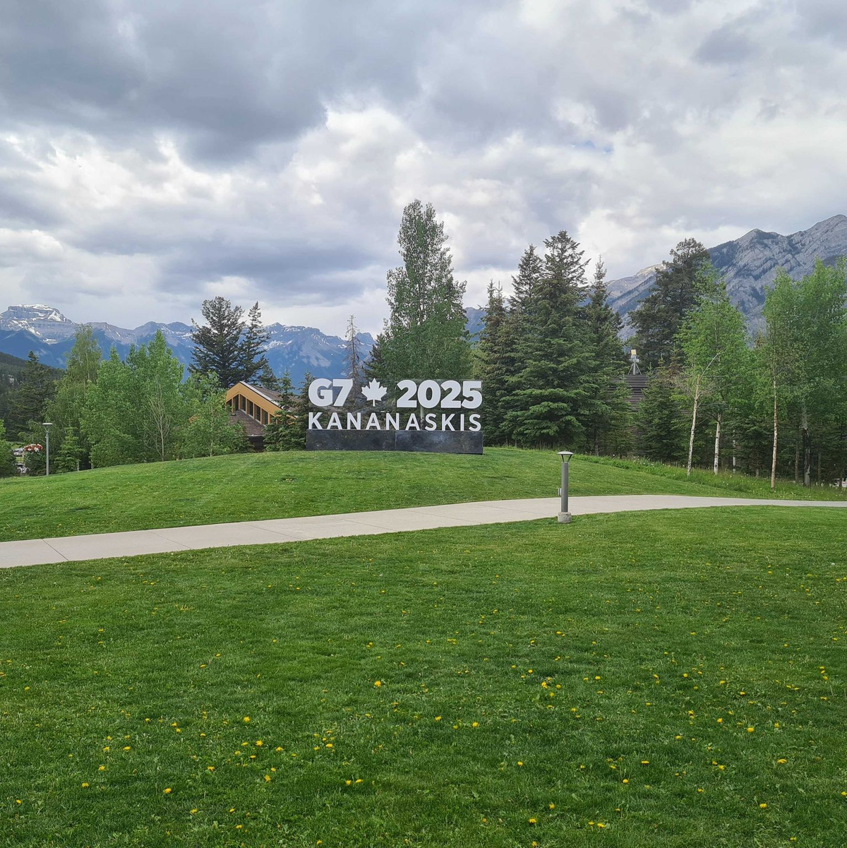 Diesmal tagen die Staats- und Regierungschefs in den kanadischen Rocky Mountains. - Foto: Sophia Weimer/dpa