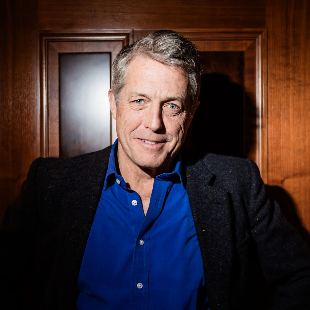  Hugh Grant wird 65 Jahre alt. - Foto: Christoph Soeder/dpa