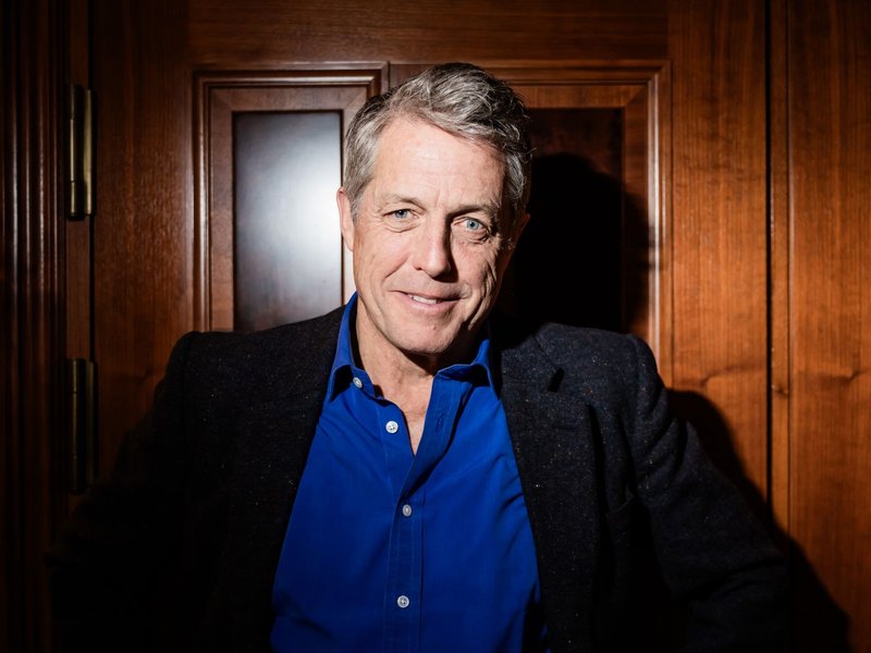  Hugh Grant wird 65 Jahre alt. - Foto: Christoph Soeder/dpa