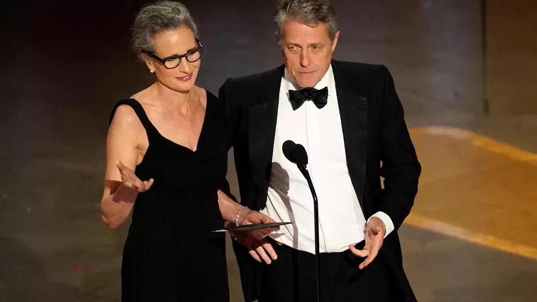 Andie MacDowell und Hugh Grant fast 30 Jahren nach «Vier Hochzeiten und ein Todesfall» (Originaltitel: Four Weddings and a Funeral) - bei den Oscars 2023. - Bild: Chris Pizzello/Invision/AP