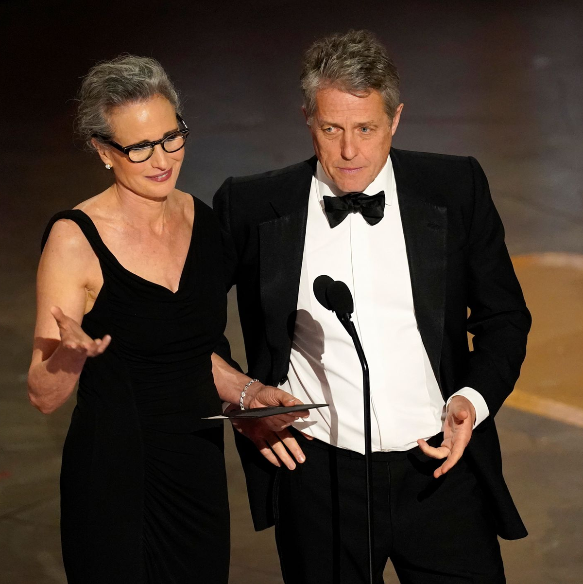 Andie MacDowell und Hugh Grant fast 30 Jahren nach «Vier Hochzeiten und ein Todesfall» (Originaltitel: Four Weddings and a Funeral) - bei den Oscars 2023. - Foto: Chris Pizzello/Invision/AP