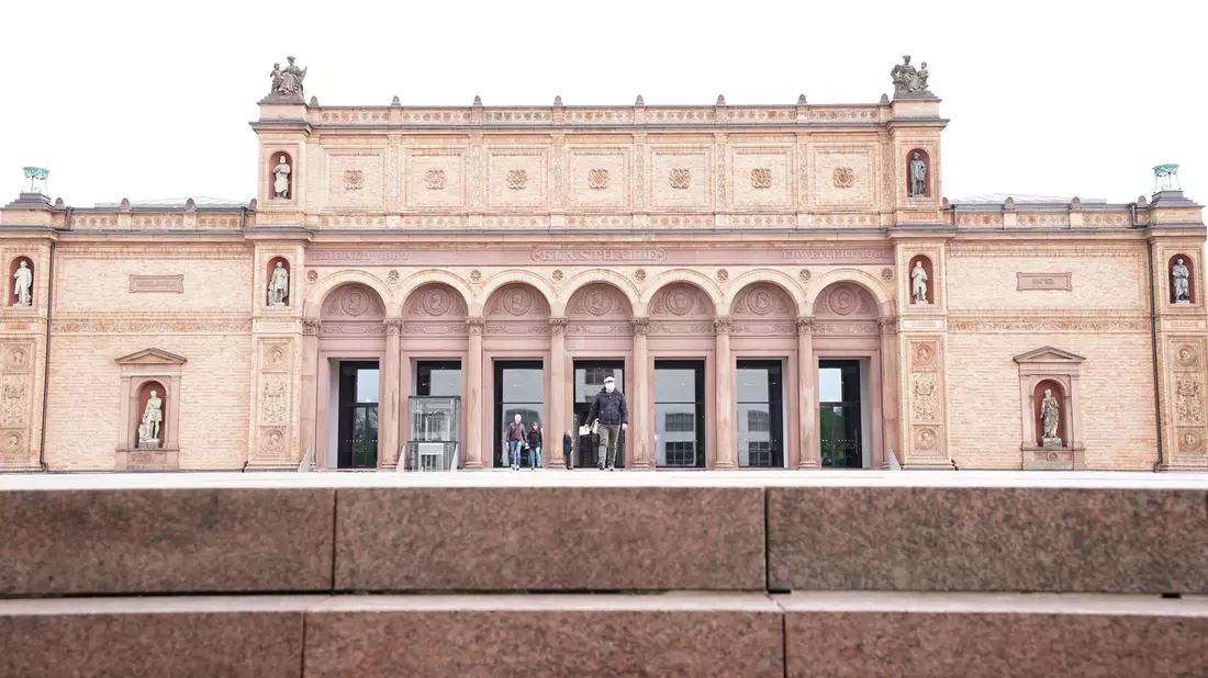 Wie riecht es eigentlich in der Kunsthalle?  In der neuen Hörführung von Bei Anruf Kultur werden auch Fragen wie diese beantwortet. - Bild: Marcus Brandt/dpa
