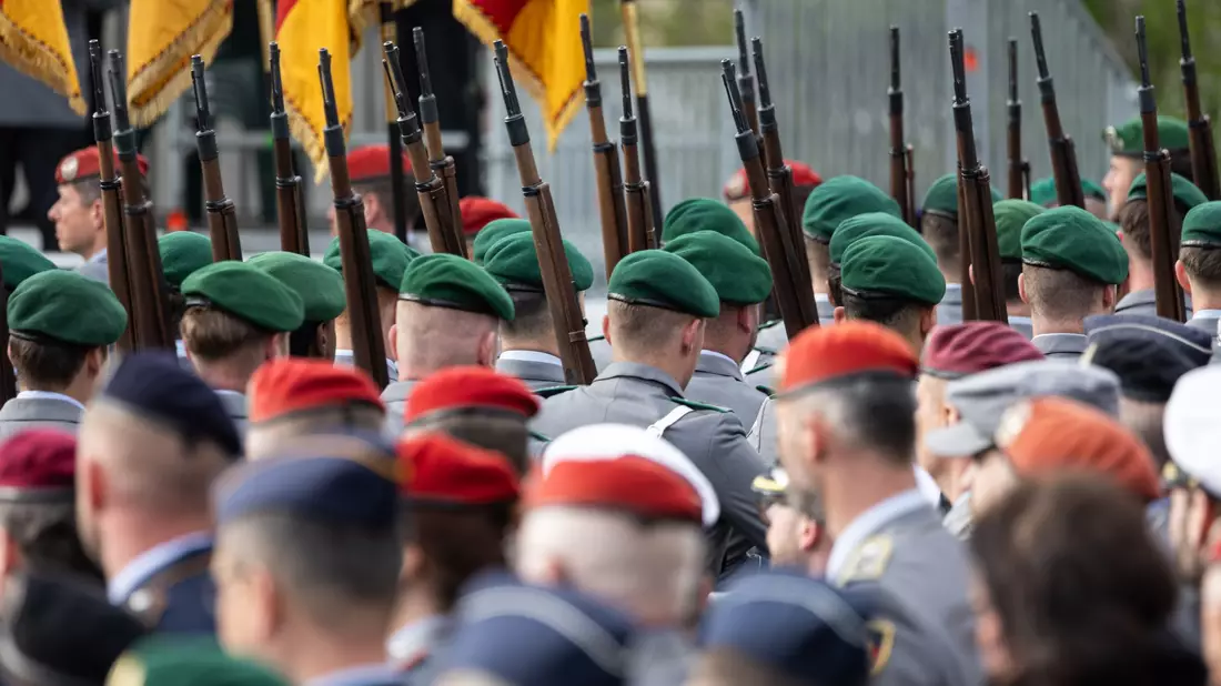 Kann die Vergrößerung der Bundeswehr auf bis zu 240.000 Soldaten auf Basis der Freiwilligkeit erreicht werden? (Archivbild)  - Bild: Hannes P Albert/dpa