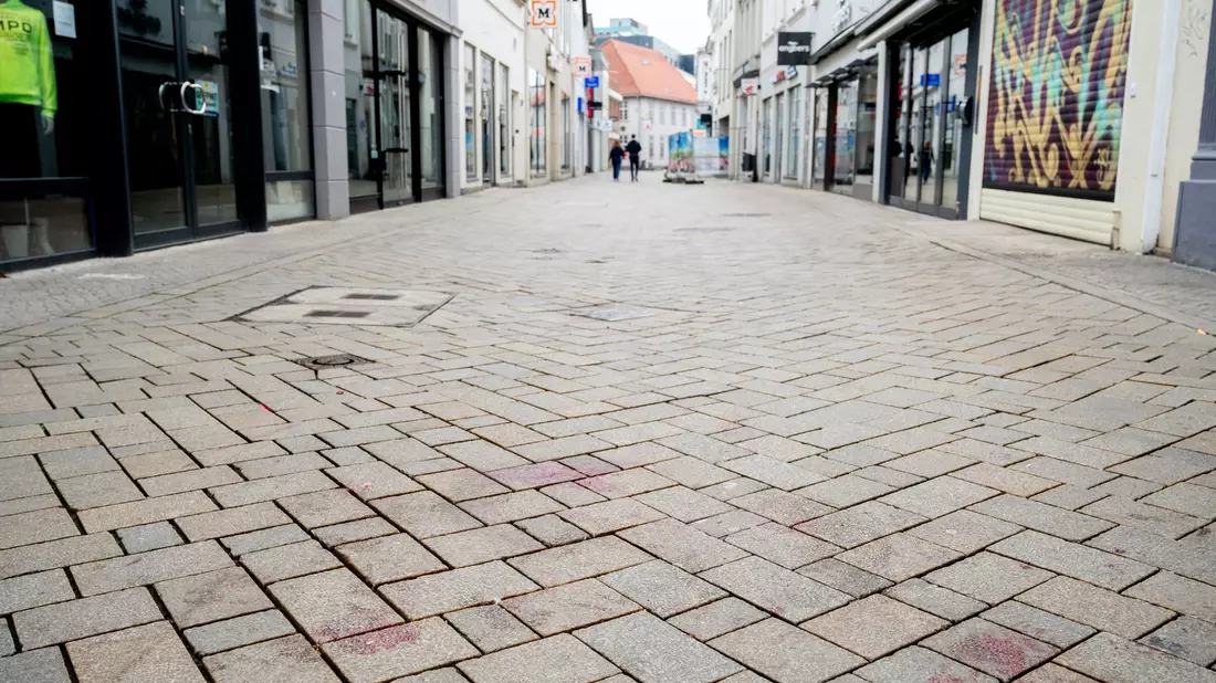  Für die Ermittlungen zu den tödlichen Polizeischüssen auf den 21-jährigen Lorenz wird der Tatort in Oldenburg dreidimensional vermessen. (Archivbild) - Bild: Hauke-Christian Dittrich/dpa