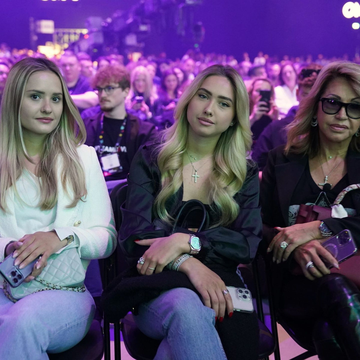 Robert Geiss berichtet seinen Followern am frühen Morgen von dem Überfall. - Foto: Marcus Brandt/dpa
