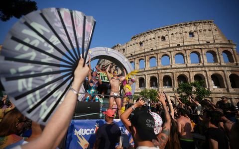 Auf der Parade wurden auch politische Botschaften verbreitet.  - Foto: Alessandra Tarantino/AP/dpa