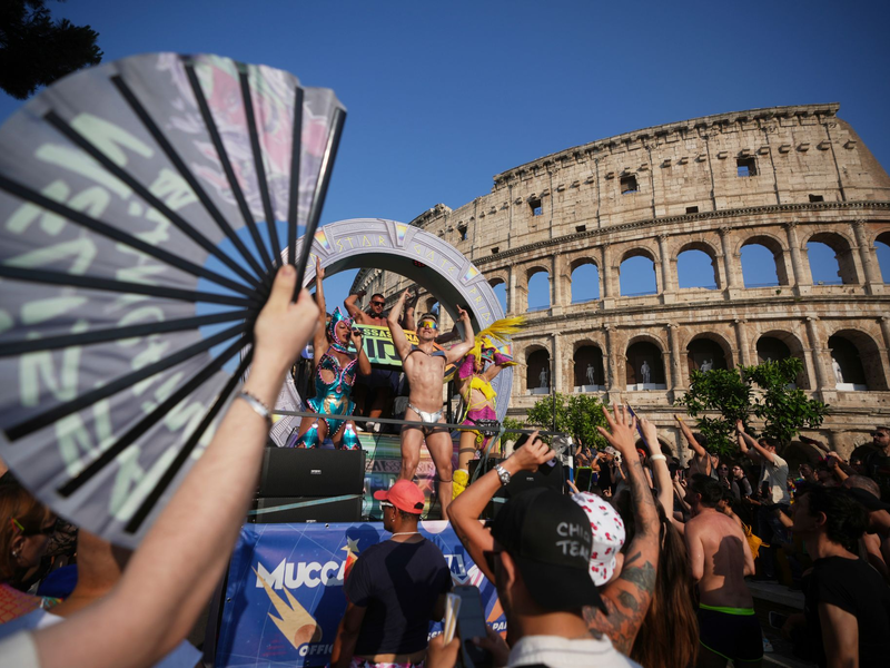 Auf der Parade wurden auch politische Botschaften verbreitet.  - Foto: Alessandra Tarantino/AP/dpa