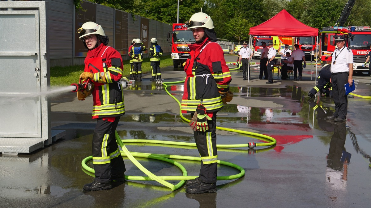 FW-PB: Hitzeschlacht beim Leistungsnachweis an der Home Deluxe Arena - Foto: presseportal.de