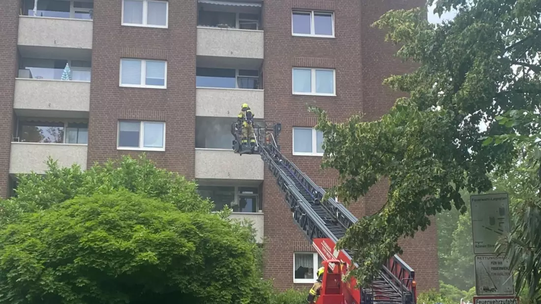 FW-NE: Küchenbrand im dritten Oberschoss eines Mehrfamilienhauses | Keine Verletzten - Bild: presseportal.de