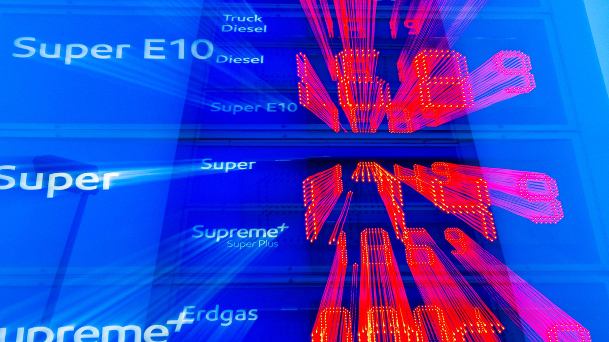 Die Spritpreise variieren derzeit stark zwischen den Regionen. (Archivbild)  - Foto: Jens Büttner/dpa