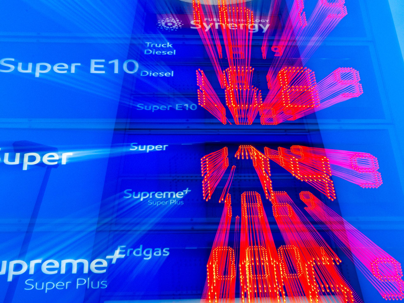 Die Spritpreise variieren derzeit stark zwischen den Regionen. (Archivbild)  - Foto: Jens Büttner/dpa