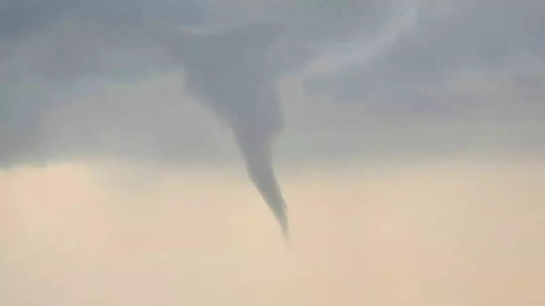 Laut mehreren Medienberichten soll in der Gemeinde Altenbeken im Kreis Paderborn ein Tornado gewütet haben.  - Bild: Sebastian Hansen/Blaulichtrheinlandnrw/dpa