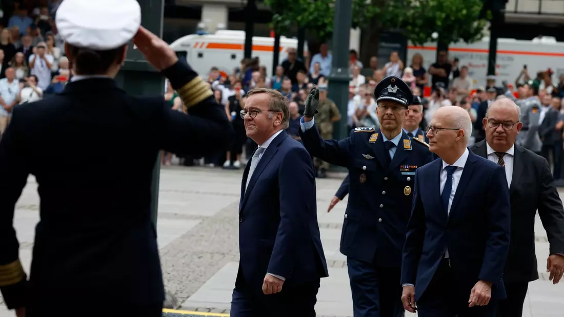 Bei einem feierlichen Beförderungsappell auf dem Hamburger Rathausmarkt dankt Verteidigungsminister Pistorius den Veteranen der Bundeswehr. - Bild: Georg Wendt/dpa