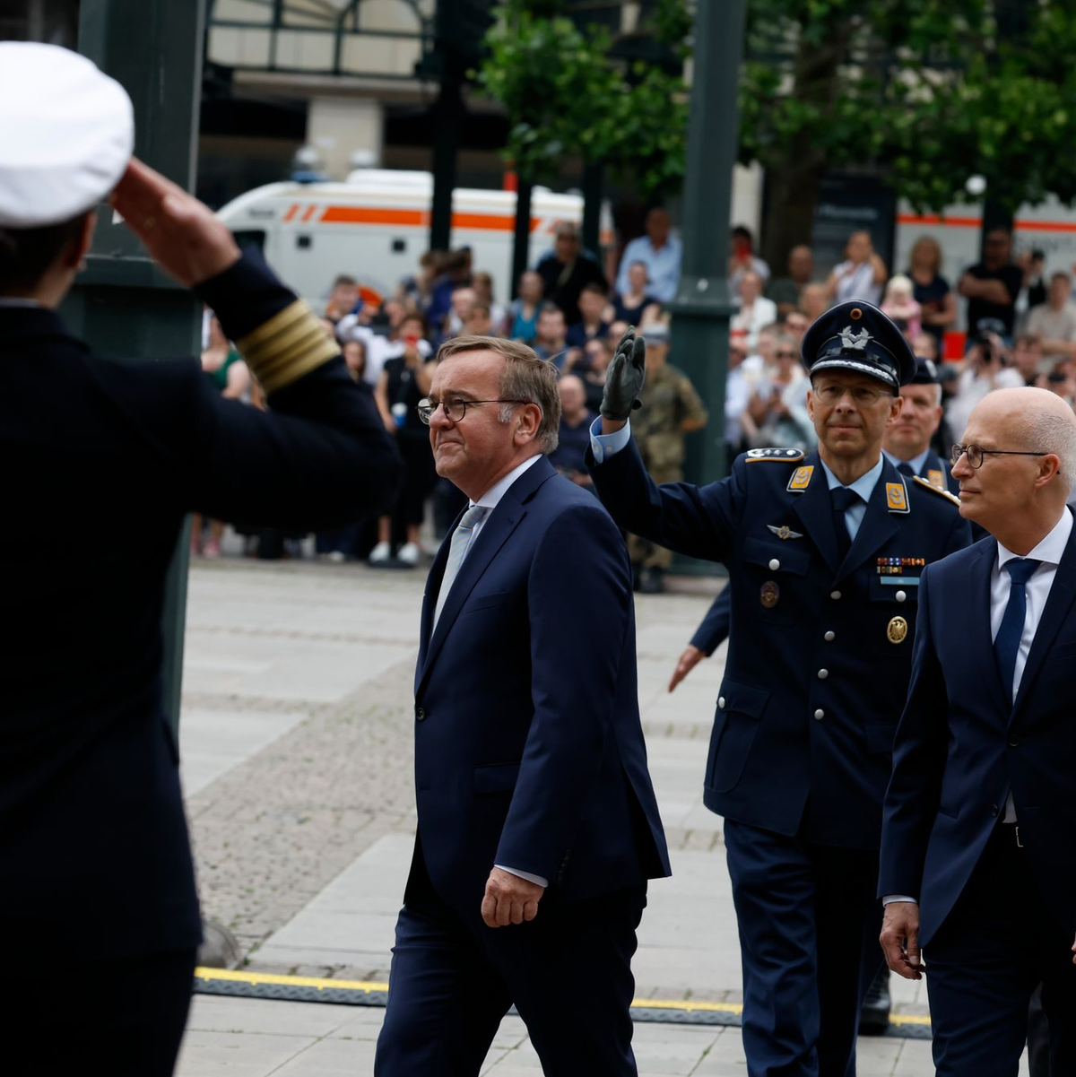 Bei einem feierlichen Beförderungsappell auf dem Hamburger Rathausmarkt dankt Verteidigungsminister Pistorius den Veteranen der Bundeswehr. - Foto: Georg Wendt/dpa