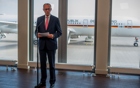 Bundeskanzler Merz fliegt zum G7-Gipfel - und dort wird auch die Eskalation im Konflikt zwischen Israel und dem Iran wei oben auf der Agenda stehen. - Foto: Michael Kappeler/dpa