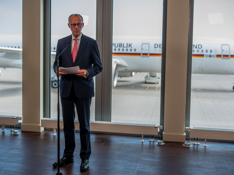 Bundeskanzler Merz fliegt zum G7-Gipfel - und dort wird auch die Eskalation im Konflikt zwischen Israel und dem Iran wei oben auf der Agenda stehen. - Foto: Michael Kappeler/dpa