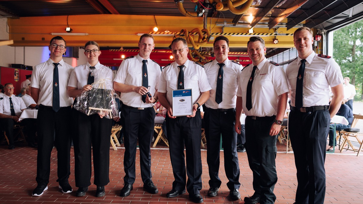 FW-WRN: Ehre für 18 Jahre Engagement - Stadtbrandinspektor Thomas Temmann feierlich verabschiedet - Foto: presseportal.de