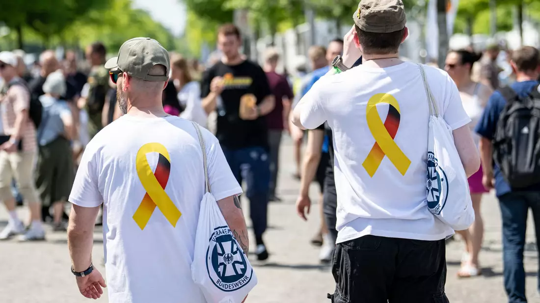 Bundestagspräsidentin Klöckner posiert für ein Foto mit einer Veteranin. - Bild: Fabian Sommer/dpa