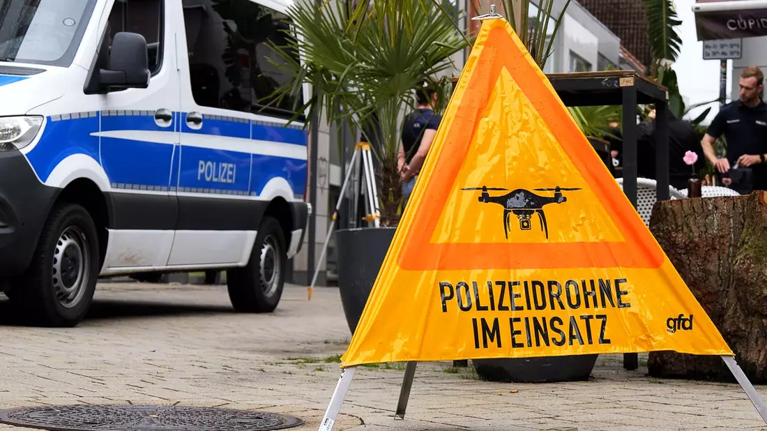 Für die Ermittlungen zu den tödlichen Polizeischüssen auf den 21-jährigen Lorenz wird der Tatort in Oldenburg dreidimensional vermessen.  - Bild: Jörn Hüneke/dpa