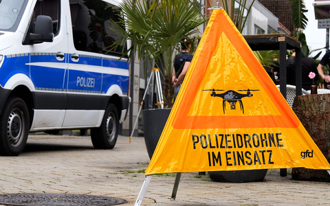 Für die Ermittlungen zu den tödlichen Polizeischüssen auf den 21-jährigen Lorenz wird der Tatort in Oldenburg dreidimensional vermessen.  - Foto: Jörn Hüneke/dpa