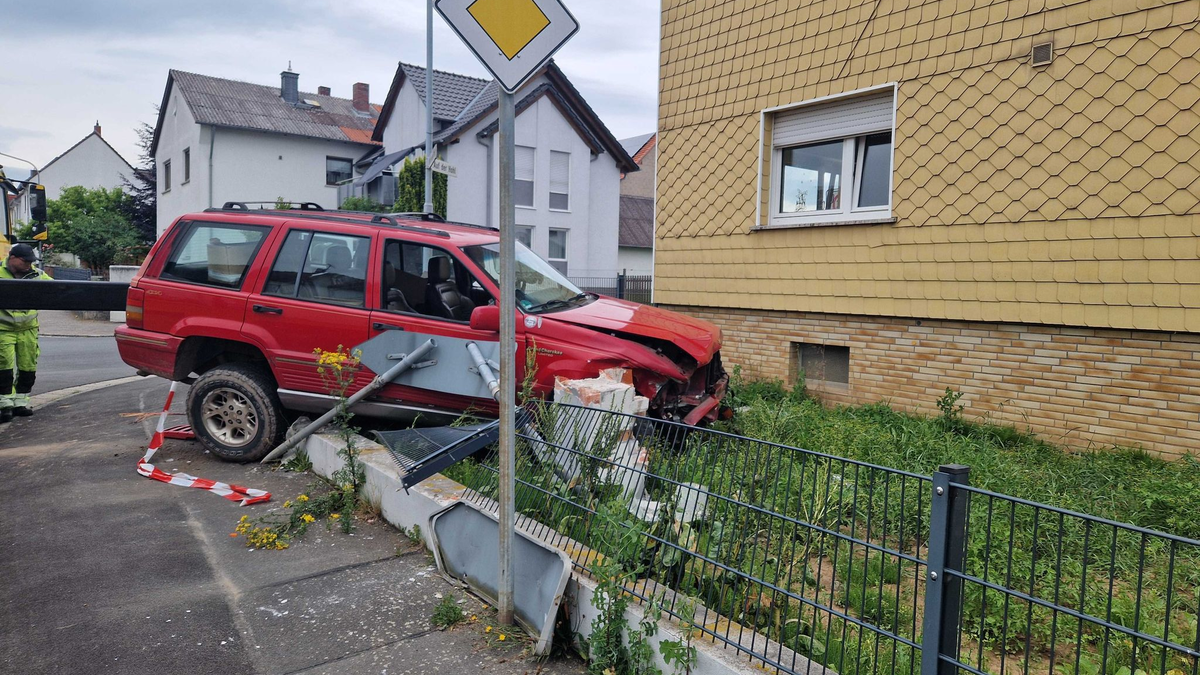 Die beiden Fahrerinnen wurden bei dem Unfall leicht verletzt und in ein Krankenhaus gebracht. - Foto: Carolin Eckenfels/dpa