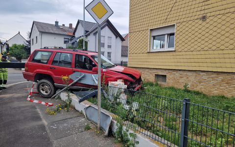 Die beiden Fahrerinnen wurden bei dem Unfall leicht verletzt und in ein Krankenhaus gebracht. - Foto: Carolin Eckenfels/dpa