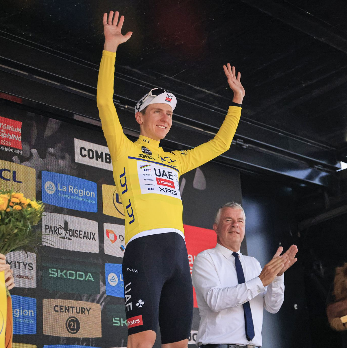 Ließ sich in Frankreich feiern: Dauphiné-Premierensieger Pogacar. - Foto: Stefano Cavasino/LiveMedia-IPA/ZUMA Press Wire/dpa