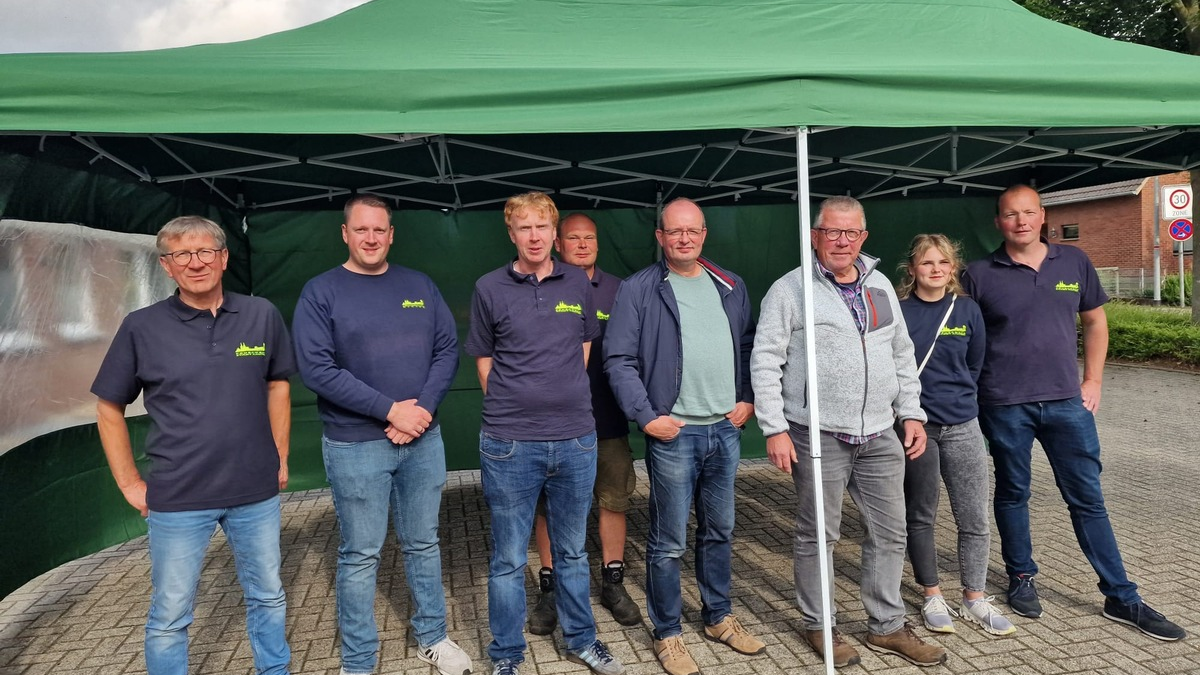 FW Xanten: Förderverein übergibt Pavillon an Einheit Birten - Foto: presseportal.de