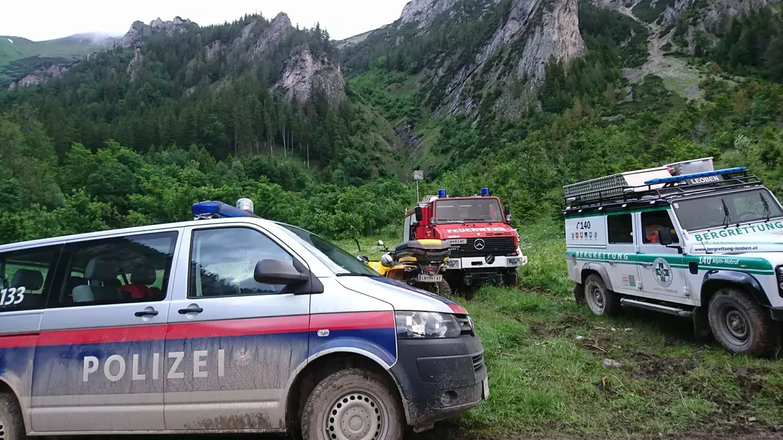 Die Frau stürzte etwa 30 Meter tief. (Symbolbild)  - Bild: Roland Theny/Filmteam-Austria/dpa