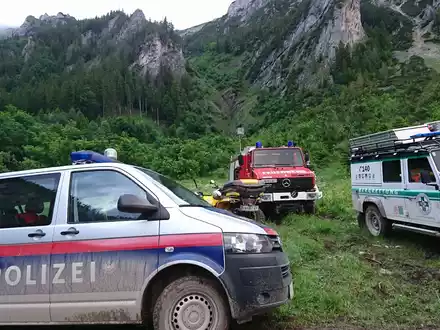 Die Frau stürzte etwa 30 Meter tief. (Symbolbild)  - Foto: Roland Theny/Filmteam-Austria/dpa